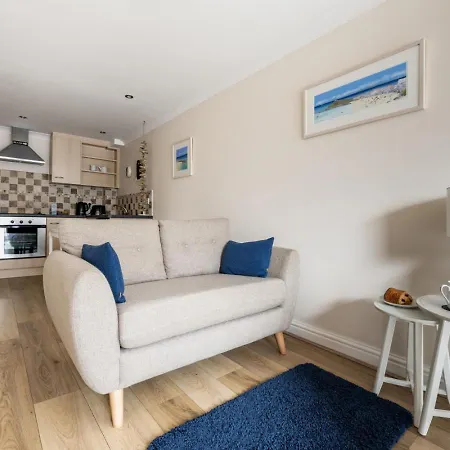 6 Lower Talland Apartment